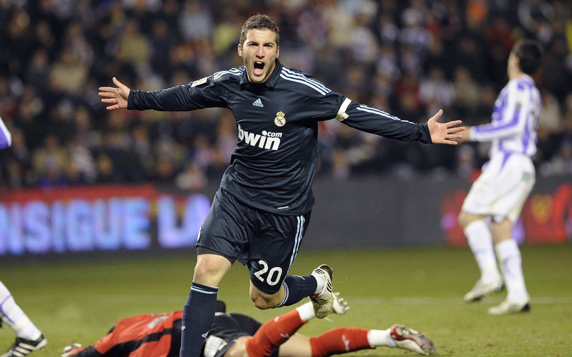 凯恩的伯纳乌首秀，当英格兰队长在皇马与阿尔及利亚的想象中连续得分